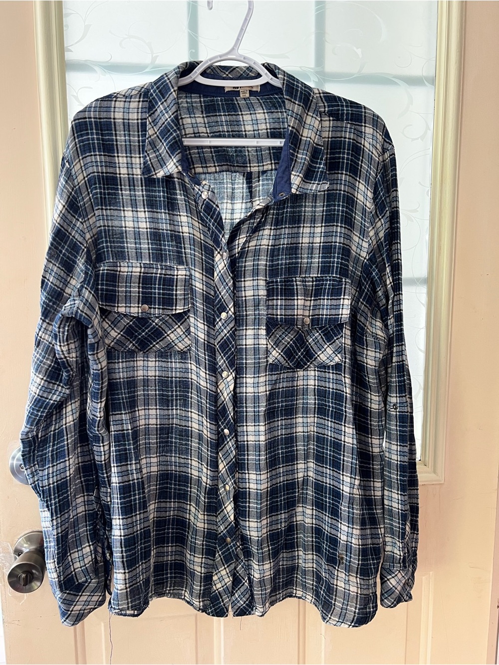 Kut from the Kloth 💯 cotton long sleeve snap up blue and white plaid top.